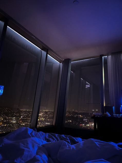 Night time view from hotel bedroom Apartamento New York, Appartement New York, City View Night, City View Apartment, Apartment View, City At Night, Living In London, Dream Apartment Decor, Future Apartment Decor