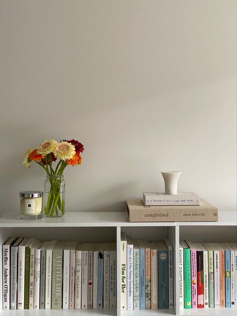 Neutral Bookshelf Decor, Minimalist Bookshelf Aesthetic, Small Aesthetic Bookshelf, Small Bookcase Styling, Bookshelf Inspo Bookcase Styling, Book Shelf Aesthetic Minimalist, Small Book Shelf Aesthetic, Small Bookshelf Styling, Bedroom Bookshelf Ideas Aesthetic