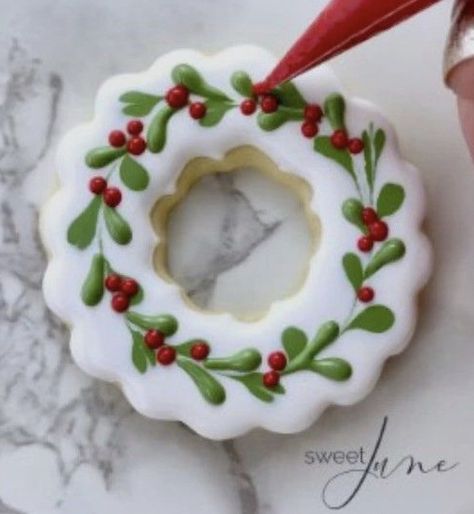 Christmas Cookie Wreaths, Wreath Cookies Decorated Royal Icing, Christmas Holly Cookies, Christmas Wreath Sugar Cookies Decorated, Decorated Wreath Cookies, Christmas Wreath Cookies Royal Icing, Wreath Christmas Cookies, Wreath Cookies Royal Icing, Flooded Christmas Cookies