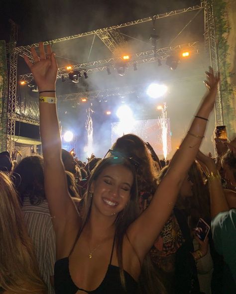 Concert Poses Alone, Festival Outfit Aesthetic, Dancing In Club, Concert Aesthetic Outfit, Longitude Festival, Vision Board Photos Pictures, Festival Poses, Festival Australia, Dancing On Stage