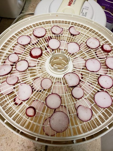 Dehydrated Radish Chips, Vegetable Chips Recipe, How To Cook Radishes, Radish Chips, Low Carb Chips, Vegetable Chips, Radish Recipes, Dehydrated Foods, Veggie Snacks