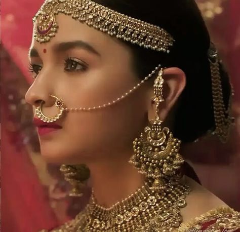 Desi Maximalism, Bridal Nath Designs In Gold, Pakistani Bridal Makeup Red, Wedding Nath, Nath Designs, Bridal Pic, Nath Bridal, Bridal Nath, Bridal Clothes