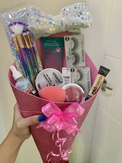 Makeup Hampers, Makeup Bouquet Gift, Makeup Bouquet, Diy Birthday Gifts For Friends, Love My Best Friend, Gift Bouquet, 18th Birthday Gifts, Bestie Gifts, Diy Birthday Gifts