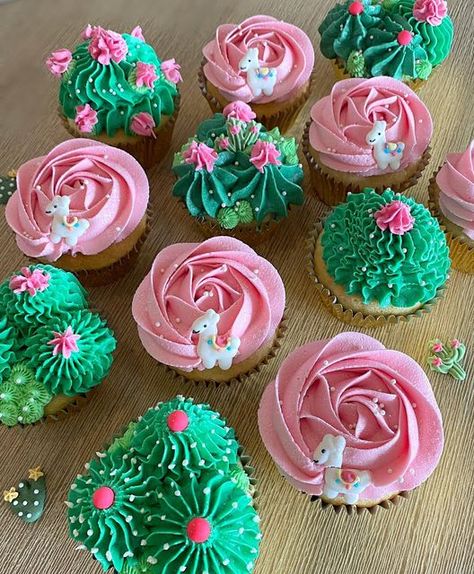 Three Esta Cupcakes, Buttercream Cactus, Llama Cupcakes, Aurora Party, Adorable Cupcakes, Llama Birthday Party, Cactus Cupcakes, Cactus Birthday, Frosted Cupcakes