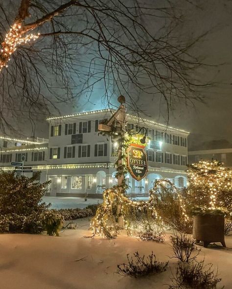 Christmas In These 7 Connecticut Towns Looks Like Something From A Hallmark Movie Connecticut Christmas, Christmas In Connecticut, New England Christmas, Christmas Towns, Mystic Connecticut, Winter Christmas Scenes, New Haven Connecticut, Hallmark Movie, Christmas Town