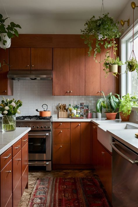 Uncover 20 Must-Try Kitchen Decor Ideas For Cherry Cabinets! Kitchen With Cherry Wood Floors, Cherry Wood Interior, Cherry Wood Kitchen Cabinets, Cabinet Color Ideas, Cherry Wood Kitchens, Kitchen Cabinet Color, Cherry Wood Cabinets, Kitchen Cabinet Color Ideas, Ohio House