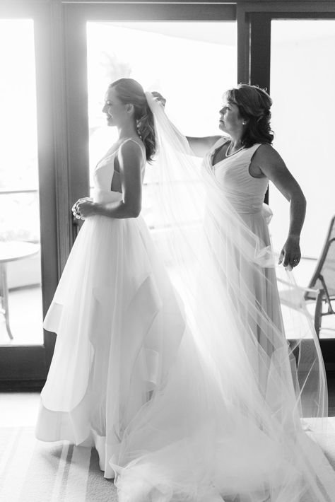 Mother Daughter Wedding Photos, Mother Daughter Wedding, Bride Wedding Photos, Wedding Photo List, Family Wedding Photos, Wedding Portrait Poses, Bride Pictures, Wedding Picture Poses, Wedding Photography Styles