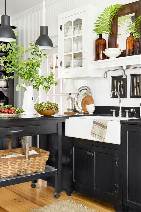 black kitchen cabinets - black island hardwood floors Black Kitchen Inspiration, Kitchen Cabinets Pictures, Wooden Kitchen Cabinets, Black Kitchen Island, Black Countertops, Charming Kitchen, Black Kitchen Cabinets, Farmhouse Kitchen Cabinets, Dark Kitchen