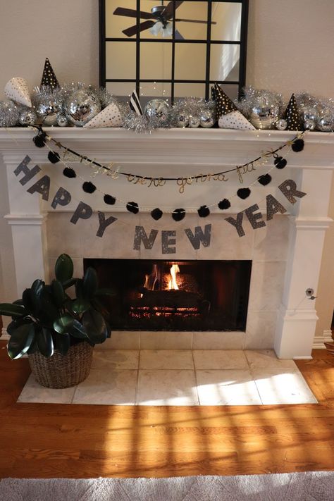 Nye Party Decor, New Years Eve House Party, New Years Dinner Party, Nye Party Decorations, Ideas New Year, New Years Eve Party Ideas Decorations, Nye Decorations, Disco Decorations, Party Decor Ideas