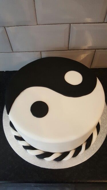 Ying Yang Cake, Ying Yang Sign, Ninja Birthday Cake, Bolo Naruto, 25th Birthday Cakes, Anime Cake, Valentine Cake, Simple Birthday Cake, Ying Yang