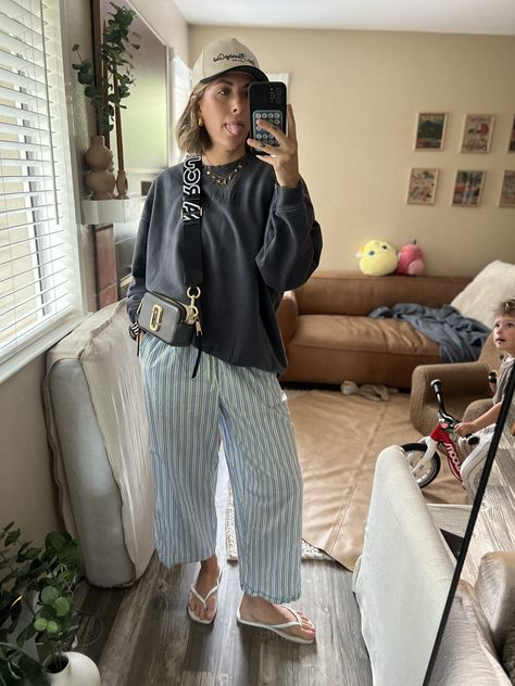 Brooklyn Mom Style, Mom Vibes Outfit, Alternative Mom Style, Comfy Modest Outfits, Boho Mom Outfits, Mom Street Style, Striped Pants Outfit, Comfy Mom Outfits, Mum Outfits