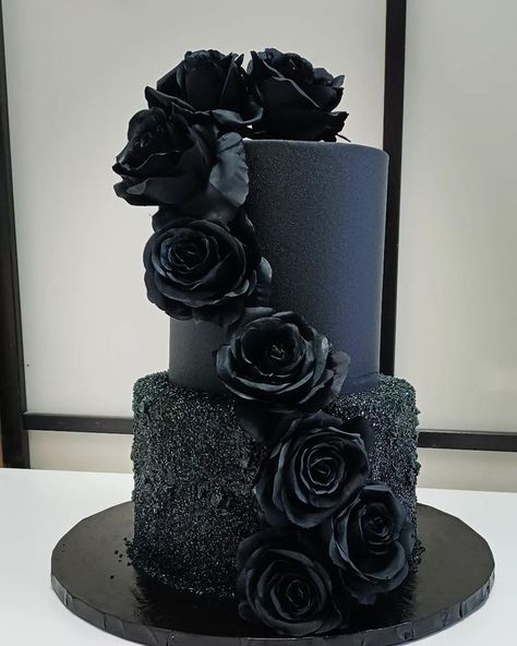 Black Rose Wedding Cake, Black Quince Cake, Gothic Birthday Cakes, Skull Wedding Cakes, Gothic Wedding Cake, Gray Wedding Cake, Gothic Cake, Gothic Wedding Theme, Tiered Cakes Birthday