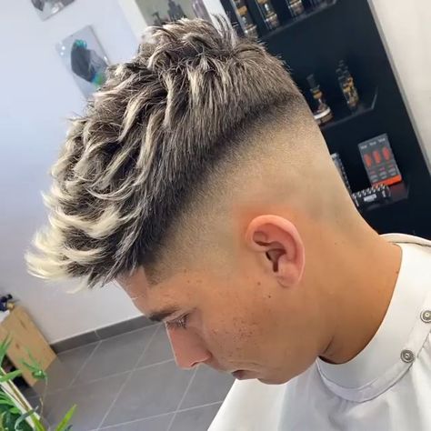 Boys Hair Highlights, Best Short Haircuts For Men, Frosted Tips, Short Haircuts For Men, Undercut Fade, Men Blonde Hair, Bleached Tips, 2020 Hairstyles, Blonde Tips