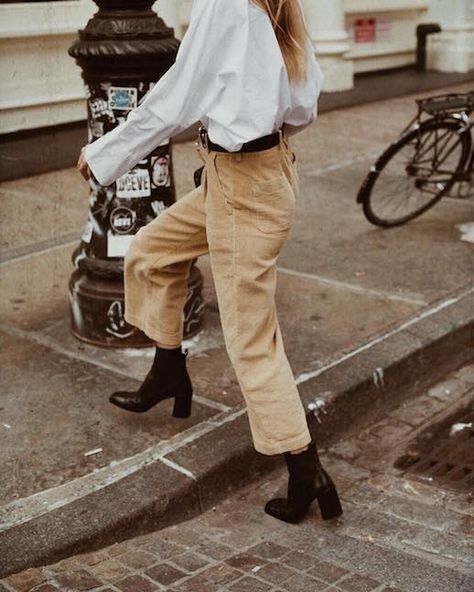 LOVE THESE PANTS Rock Corduroy Pants Like a Fashion Blogger Style Inspiration Street, Street Style Vintage, Look Zara, Walking Down The Street, Chic Blouses, Looks Street Style, Winter Trends, Mode Inspo, Looks Chic