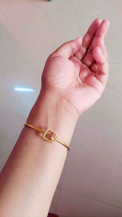 Gold Noa Design, Gold Kada For Women Classy, Noya Design Gold, Single Bangle Designs Gold Latest, Gold Kada Design For Women, Gold Bracelet For Women Classy, Gold Kangan, Simple Gold Bangle, Gold Kada