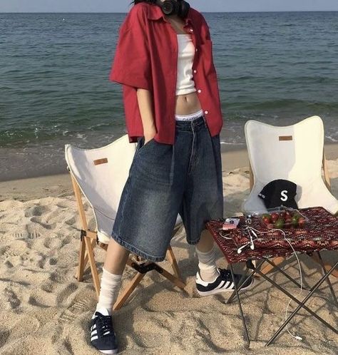 Flanel Outfit Woman, Summer Kawaii Outfits, Little Top Big Pants Outfits, Long Jorts Outfits, Jorts Styling, Humid Weather Outfit, Street Wear Outfits Women, Jorts Fashion, Asian Street Wear