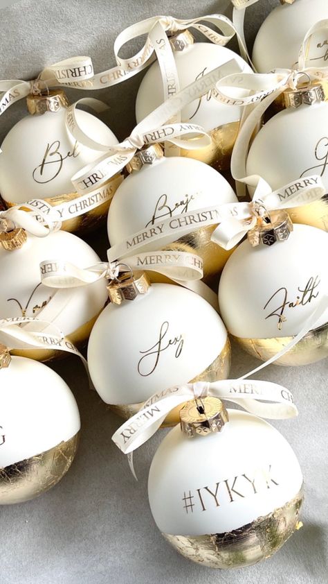 EXCLUSIVE 6 cm, 8 cm, and 10 cm Ø wool white glass Christmas baubles available in matte or glossy finish, handcrafted with gold leaf and vinyl foil, adorned with a golden crown, and finished with a cream-colored satin ribbon with gold embossing! BESTSELLER 2020, 2021, 2022 & 2023! Add a magical glow to your Christmas tree this year with our exquisite selection of customizable Christmas baubles, handcrafted with gold leaf, silver leaf, or copper leaf! Each of our carefully selected baubles is mad Leaf Christmas Tree, Glass Christmas Baubles, Rose Gold Ribbon, Christmas Tree Baubles, Christmas Bauble, Oct 31, White Gift Boxes, Christmas 2024, Gold Christmas