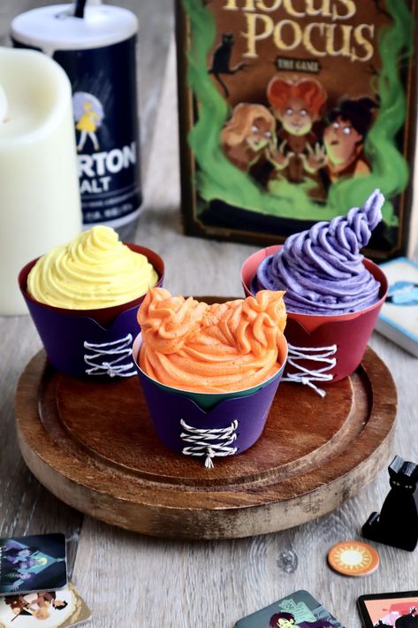 Hocus Pocus Cupcakes with DIY Sanderson Sisters Cupcake Wrappers Hocus Pocus Cupcakes, Hocus Pocus Party Decoration, Scary Halloween Food, Deco Cupcake, Hocus Pocus Movie, Hocus Pocus Party, Halloween Hocus Pocus, Halloween Food Treats, Halloween Baking