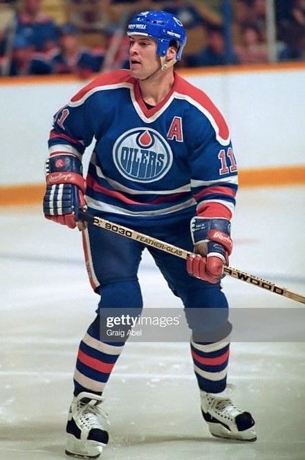 Mark Messier Mark Messier, Oilers Hockey, Nhl Players, Nfl Fans, Edmonton Oilers, School Sports, Retro 70s, Ice Hockey, Nhl