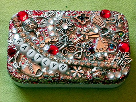 DIY Money tin for a little girl. Glue charms and glitter to the lid of an Altoids tin. Simple project! Diy Jewelry Box Ideas, Jewelry Box Ideas, Mod Podge Glitter, Mint Tin Crafts, Diy Jewelry Box, Money Tin, Altoids Tins, Altered Tins, Mint Tins