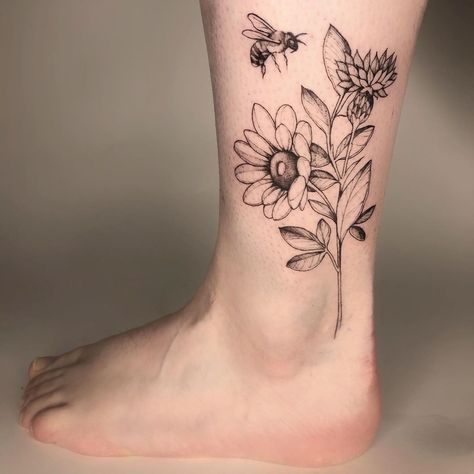 dagmar 🦜 on Instagram: “Honeybee with a sunflower and a thistle for lovely Debby🐝 - - - - - - #thistle #honeybee #honeybeetattoo #bouquettattoo #floraltattoo…” Bee And Flower Tattoo, Honey Bee Tattoo, Honeycomb Tattoo, Thistle Tattoo, Spinal Tattoo, Bouquet Tattoo, Forest Tattoos, Friendship Tattoos, Bad Tattoos