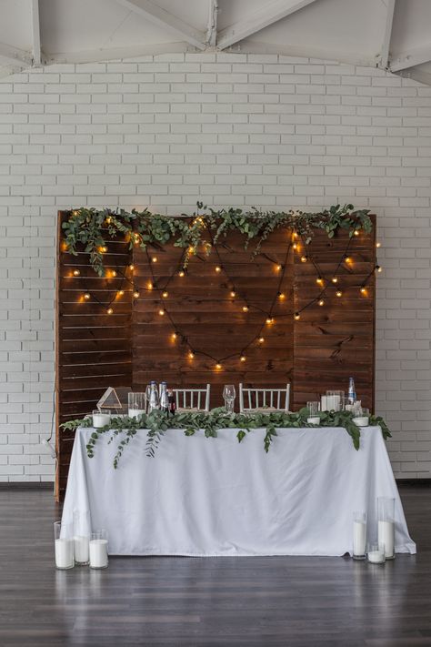 Wedding Backdrop Design Wood, Sweetheart Table Wood Backdrop, Backdrop Behind Cake Table, Wood Wedding Backdrop Head Table, Main Table Backdrop Ideas, Wedding Cake Table Backdrop Ideas, Sweet Heart Table Back Drop, Wedding Cake Table Backdrop, Wedding Backdrop Sweetheart Table