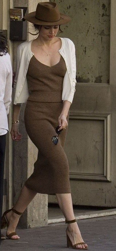 Brown Sweater Dress Outfit, Painting Famous, Pretty Females, Deep Water, Causual Outfits, Ben Affleck, Looks Chic, Style Mistakes, Woman Painting