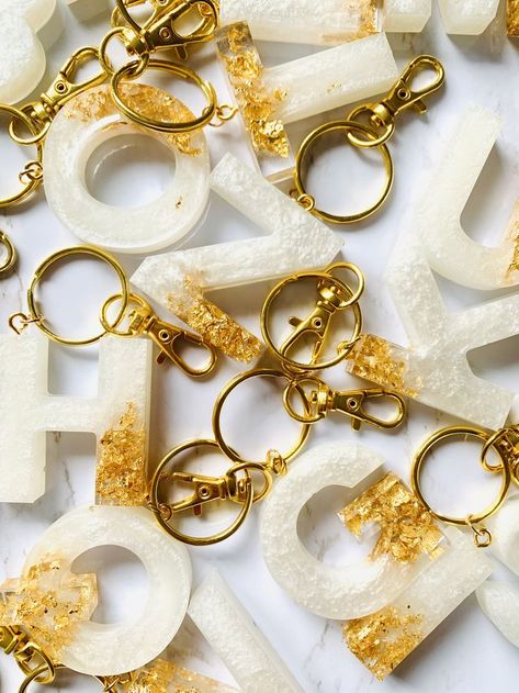 Resin Art Alphabet Keychain, Resin Letter Keychain Ideas, Resin Letter Keychain, Diy Resin Keychain, Resin Jewelry Diy, Epoxy Resin Art, Crushed Glass, Small Letters, Diy Resin Art