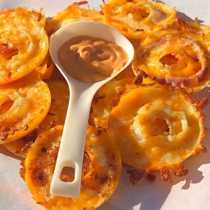 Keto Onion Rings With Cheese, Onion Rings With Cheese, Onion Rings Recipe Easy, Buffalo Seasoning, Keto Onion Rings, Gluten Free Onion Rings, Cheese And Onion Crisps, Baked Onion Rings, Onion Rings Recipe