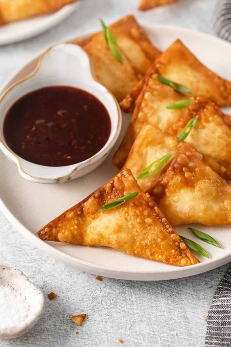 This cream cheese Rangoon recipe is a literal bundle of creamy, cheesy joy! Rich cream cheese filling is placed in the middle of a wonton wrapper, sealed, and then fried to a beautiful golden brown. The result? Crispy cream cheese wontons that melt in your mouth with every bite! Cream Cheese Ragoons Baked, Rangoon Recipe Cream Cheese, Cream Cheese Wonton Recipes, Cream Cheese Wontons Air Fryer, Recipes With Wonton Wrappers, Cheese Ragoons, Cream Cheese Rangoon Recipe, Homemade Cream Cheese Wontons, Cream Cheese Ragoons