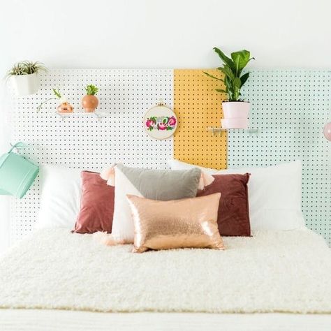 Pegboard Headboard, Screen Headboard, Pegboard Craft Room, Diy Headboard Wooden, Pegboard Ideas, Diy Will, Farmhouse Headboard, Headboard Diy, How To Make Headboard