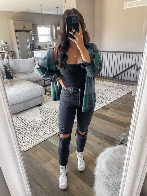 High Waisted Black Jeans Outfit, Jeans Outfit High Waisted, Black Ripped Jeans Outfit, Mom Fits, Casual Brunch Outfit, Corset Top Outfit, Chelsea Boots Outfit, Ripped Jeans Outfit, Cali Style