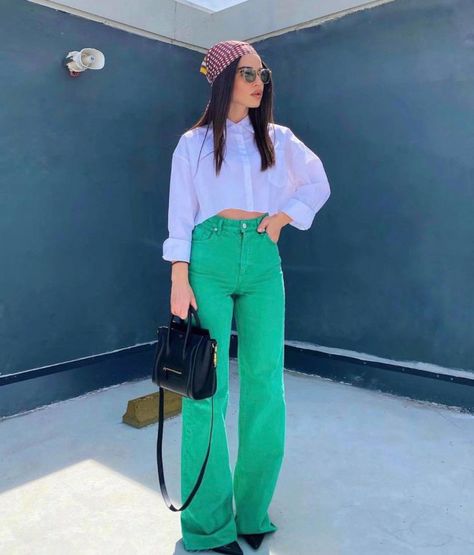 Colored Jeans Outfits, Green Jeans Outfit, Trendy Instagram Outfits, Colored Pants Outfits, Street Style Outfits Casual, Outfits Con Jeans, Color Blocking Outfits, Jeans Outfits, Instagram Outfits