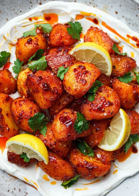 Harissa Glazed Roast Potatoes - SO VEGAN Harissa Sweet Potato, Harissa Recipes Vegan, Aartappel Resepte, Harissa Potatoes, Glazed Potatoes, Chana Saag, Best Roast Potatoes, Broccoli Fritters, Harissa Recipes