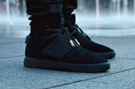 Tubular Invader Strap x Foot Locker. With rope laces and yeezy tips. Yeezy Laces, Custom Yeezy, Hypebeast Sneakers, Balenciaga Speed Trainers, Dark Dragon, Body Decor, Shoes World, Latest Shoe Trends, Fresh Kicks