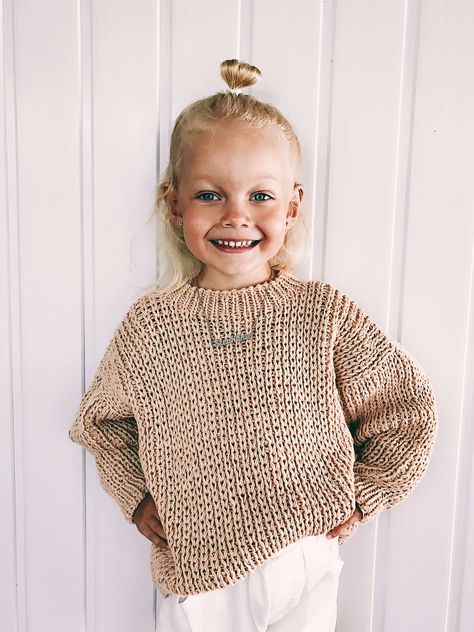 Oversized knitted sweater for children. Custom sizes and colours are available on Handoki Cream Sweater Outfit, Knit Cardigan Outfit, Baby Boy Knitting Patterns Free, Kids Sweater Pattern, Boys Knitting Patterns Free, Boys Knit Sweaters, Knit Sweater Outfit, Baby Boy Sweater, Baby Boy Knitting Patterns