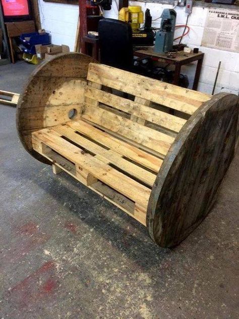 Spool Bench, Pallet Furniture Diy, Spool Furniture, Pallet Home Decor, Cable Spool, Pallet Projects Furniture, Wooden Pallet Furniture, Wooden Pallet Projects, Pallet Crafts