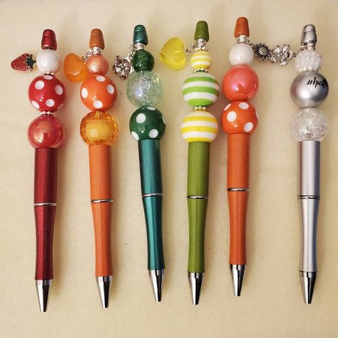 Beadable Pens Diy, Beaded Pens Ideas, Beadable Pens, Beaded Pen Ideas, Pens With Charms, Bubblegum Bead Pens Diy, Beaded Ink Pens Diy, Disney Pens, Christmas Beaded Pens