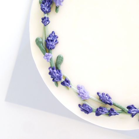 Buttercream Lavender Wreath — Eat Cake Be Merry - Custom Cakes For Merry Occassions Buttercream Flowers Tutorial, Buttercream Piping, Frosting Flowers, Lavender Cake, Buttercream Flower, Buttercream Flower Cake, Simple Cake Designs, Cake Decorating Piping, Buttercream Cakes