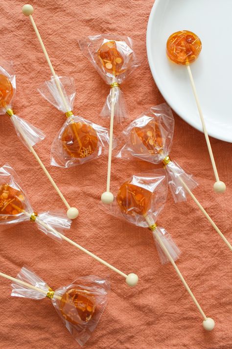 Cozy Fall Drinks, Homemade Lollipops, Honey Pops, Lollipop Recipe, Lollipop Favors, Hard Candy Lollipops, Candy Lollipops, Honey Candy, Bon Apetit