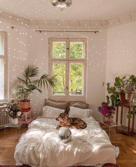 𝙁𝙡𝙤𝙬 𝙗𝙮 𝙇𝙖𝙧𝙖 | Disco Ball in Boho Interior 🪩 | To enhance natural lighting in your interior design, consider hanging or placing a disco ball near your… | Instagram Scandinavian Apartment Decor, Flax Linen Bedding, Single Bedding Sets, Summer Bed, Green Queen, Whimsical Home, Bedroom Plants, White Sheets, Summer Bedding