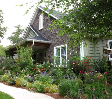 Craftsman Landscaping, Front Porch Makeover, English Garden Design, Gardening Landscaping, Porch Makeover, Front Yard Design, Cottage Garden Design, Cottage Garden Plants, English Cottage Garden