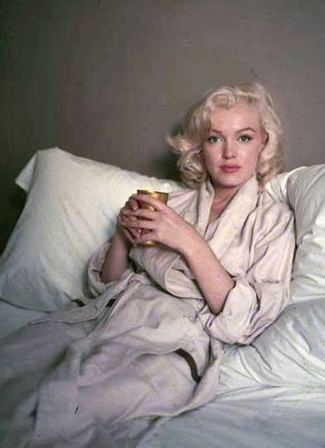 Marilyn”Bed Sitting” Photographed by Milton Greene 1953 Marilyn Monroe Gif, Milton Greene, Tennessee Williams, Joe Dimaggio, Marilyn Monroe Photos, Norma Jean, Norma Jeane, Blonde Bombshell, 인물 사진