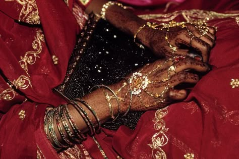 South Asian Aesthetic, Muslim Brides, Port Louis, Behind Blue Eyes, Catty Noir, Muslim Bride, Henna Patterns, Desi Wedding, Indian Aesthetic