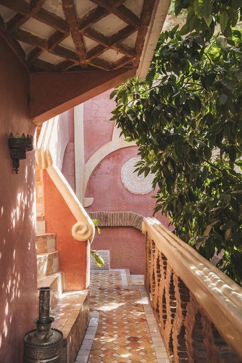 Marocco Interior, Style Marocain, Moroccan Homes, Bedroom Murals, Colourful Living Room, Marrakech Morocco, Moroccan Design, Pink Interior, Vintage Interior