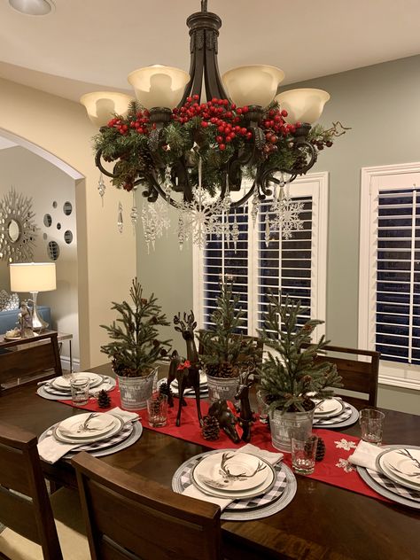 Christmas Chandelier Ideas, Christmas Chandelier Decor, Christmas Dining Room Decor, Christmas Chandelier, Christmas Dining Table Decor, Christmas Dining Table, Christmas Dining Room, Christmas Decor Inspiration, Christmas Kitchen Decor