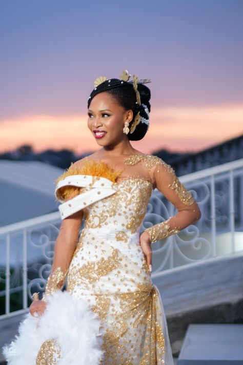 Beaded white and gold George. Oyonyo. Ibibio haistyle Gold Dress For Wedding, White And Gold Wedding Dress, White And Gold Dress, Yoruba Bride, White And Gold Wedding, White Gold Dress, Yoruba Wedding, Gold Wedding Dress, Dress For Wedding