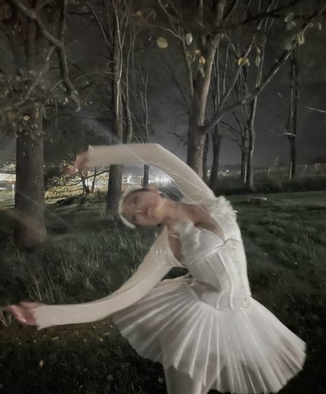 White swan | black swan | hallowen costume ideas | ballet core | swan | coquette aesthetic | ballerina | forest girl | morute Swan Princess Costume, White Swan Aesthetic Outfit, Swan Princess Halloween Costume, Halloween Ballet Costume, Bat Costume Aesthetic, White Swan Outfit, Swan Ballet, Swan Halloween Costume, Duchess Swan Aesthetic