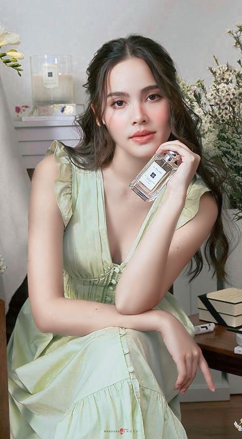 Photoshop Photo Editing, Yaya Urassaya, Urassaya Sperbund, Mark Prin, Dressy Casual Outfits, Royal Outfits, Classy Photography, Modern Dress, Insta Photo Ideas