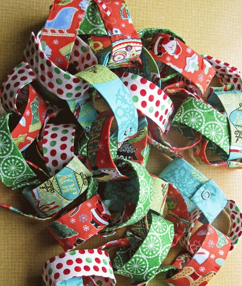 Xmas Fabric 'paper' chain I got the idea from filminthefridge.com , however I made some modifications. So thought I'd create a tutorial o... Christmas Paper Garland Chain, Christmas Bunting Diy, Christmas Bunting Ideas, Christmas Paper Chains, Paper Chain, Christmas Sewing Projects, Fabric Christmas Trees, Christmas Bunting, Fabric Garland